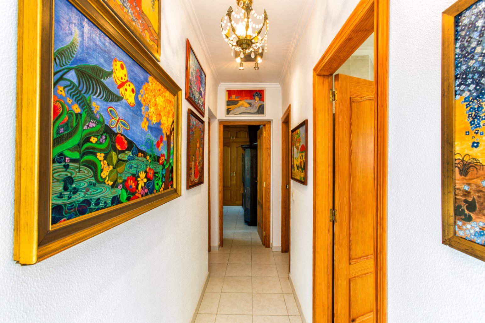 Villa tradicional y espaciosa con piscina privada, garaje y azotea con vistas al mar