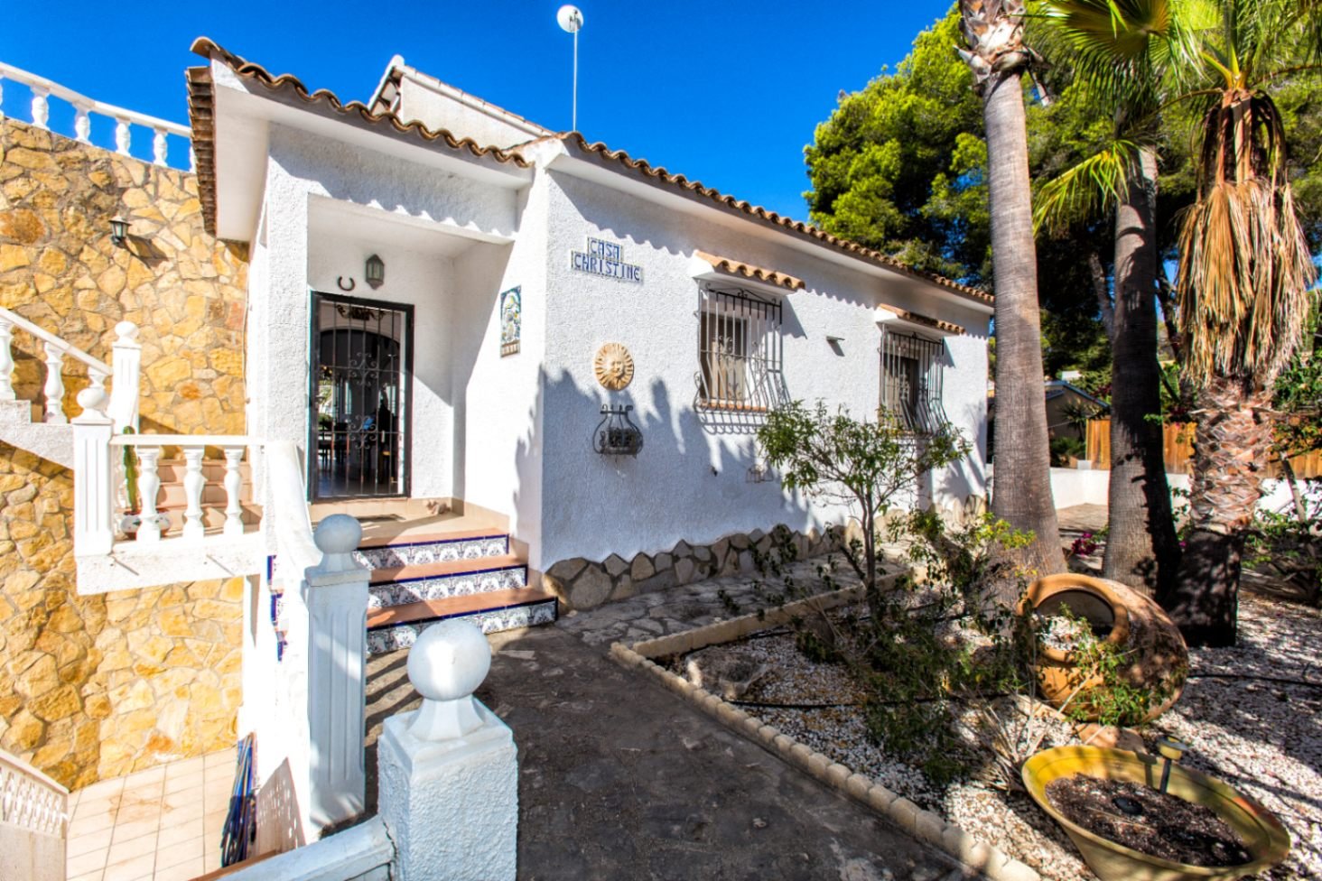 Villa tradicional y espaciosa con piscina privada, garaje y azotea con vistas al mar
