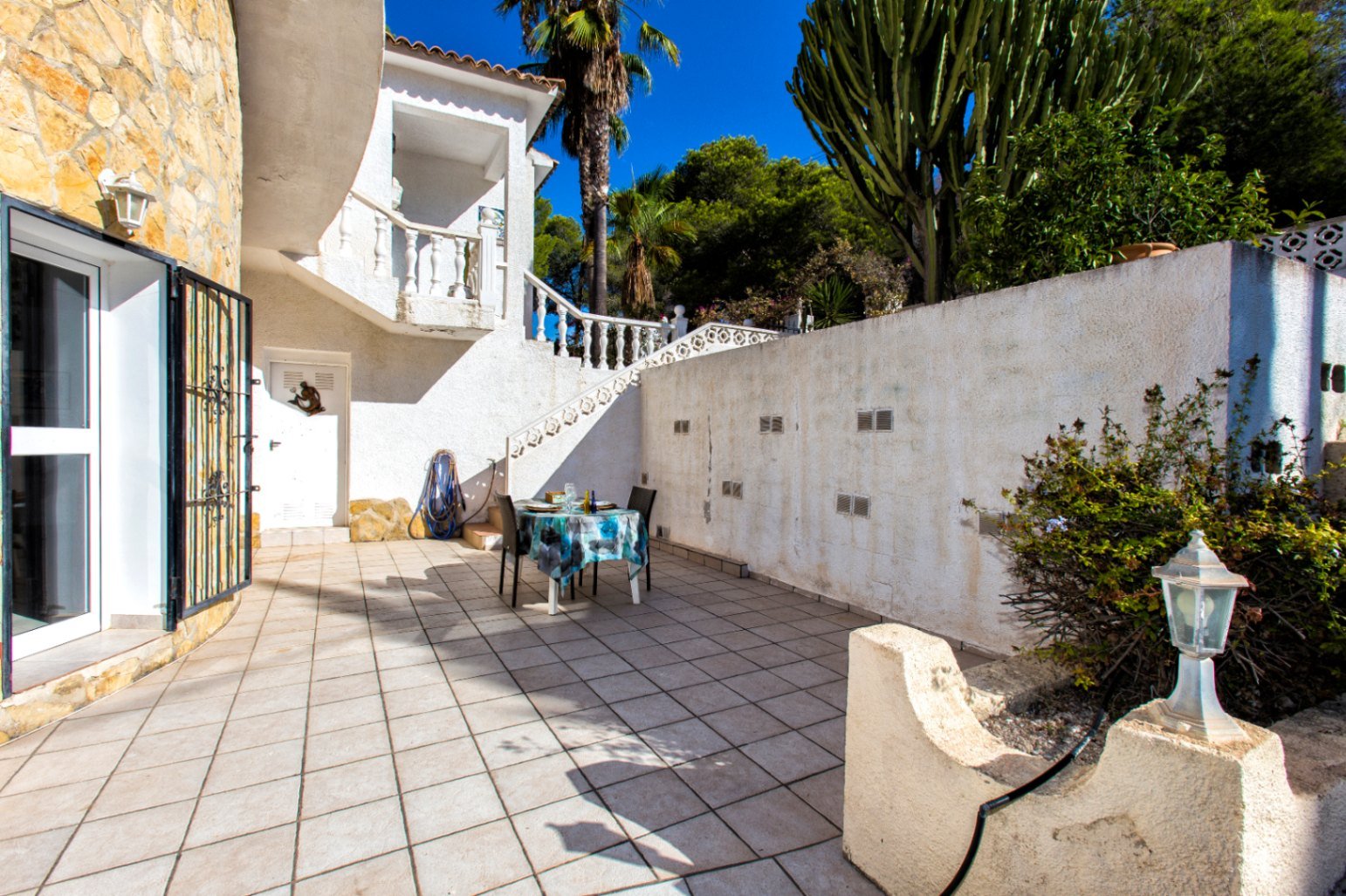 Villa tradicional y espaciosa con piscina privada, garaje y azotea con vistas al mar