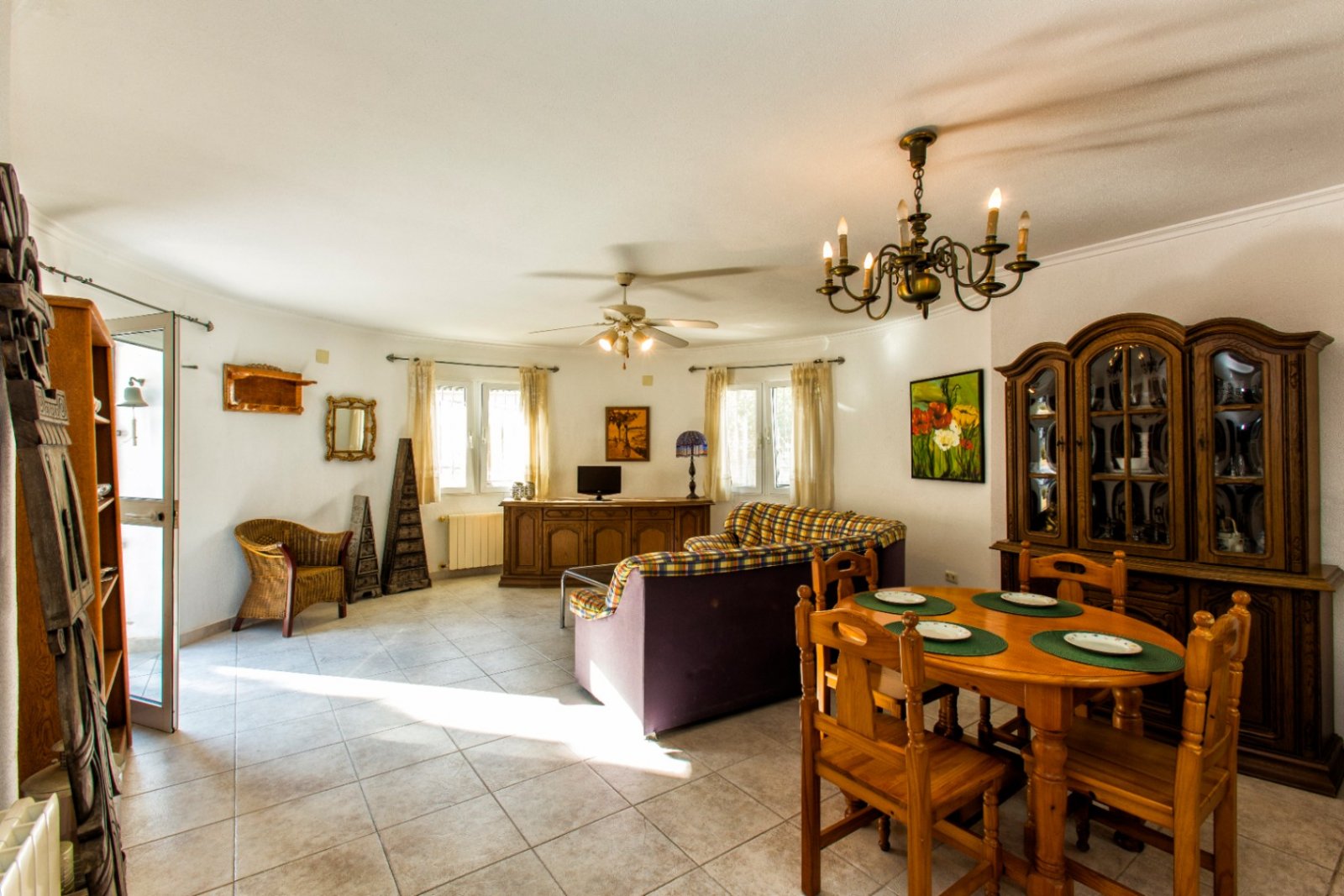 Villa tradicional y espaciosa con piscina privada, garaje y azotea con vistas al mar