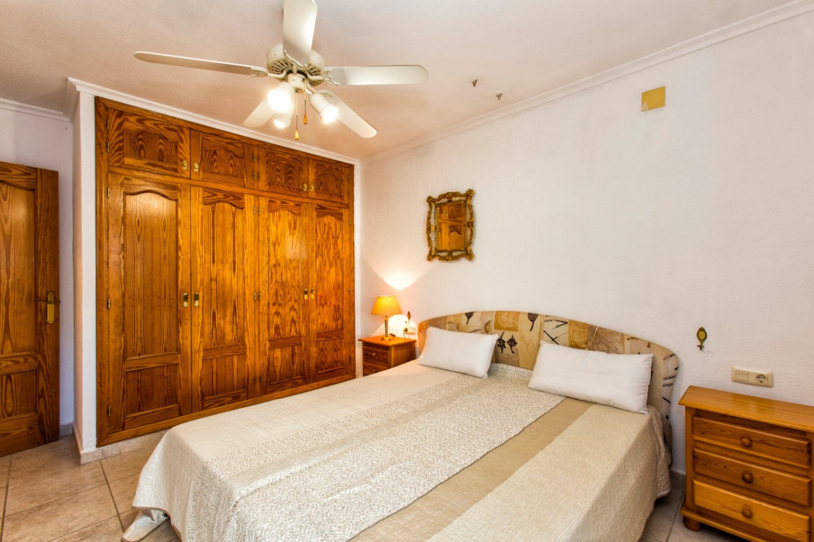 Villa tradicional y espaciosa con piscina privada, garaje y azotea con vistas al mar