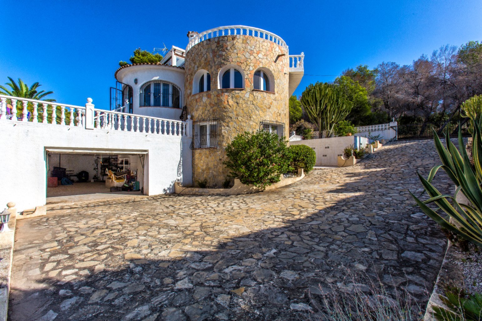 Villa tradicional y espaciosa con piscina privada, garaje y azotea con vistas al mar