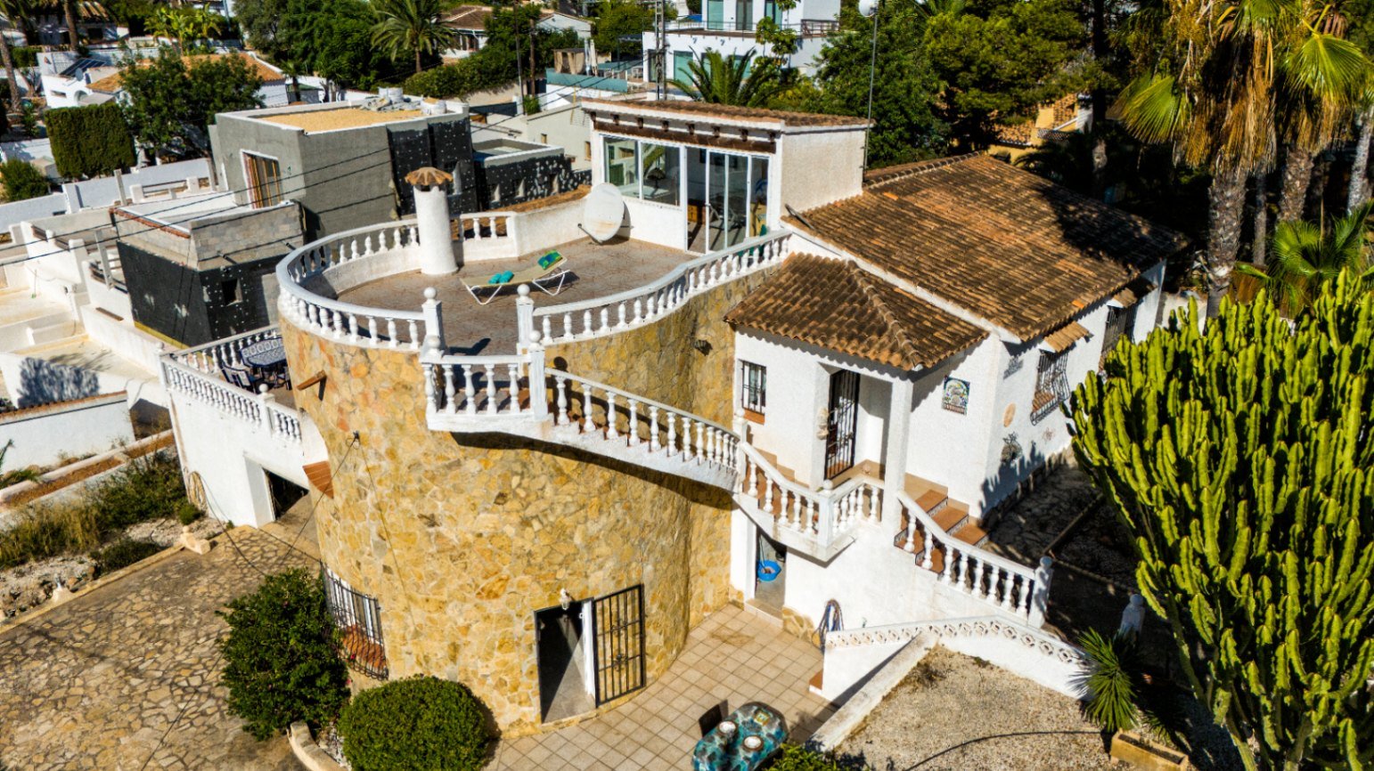 Villa tradicional y espaciosa con piscina privada, garaje y azotea con vistas al mar