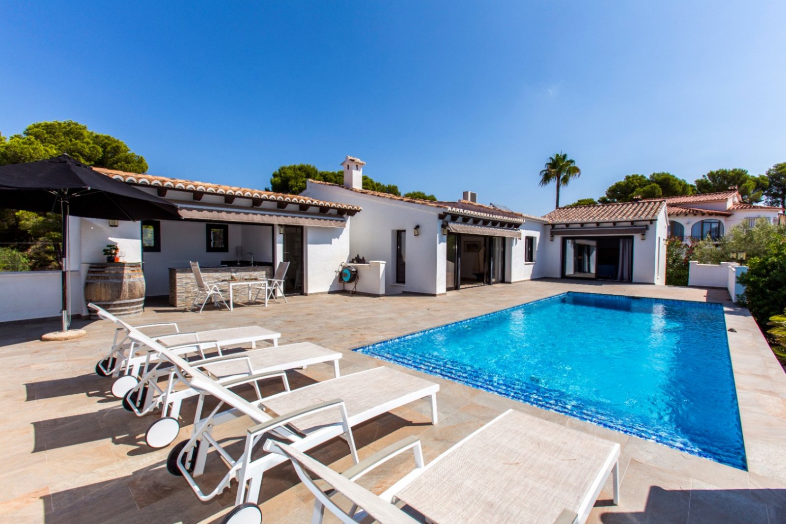 Moraira: Villa elegantemente renovada con vistas al mar, orientación sur, gran piscina, cocina exterior, calefacción por suelo radiante y paneles solares Moraira: Villa elegantemente renovada con vistas al mar, orientación sur, gran piscina, cocina exterior, calefacción por suelo radiante y paneles solares