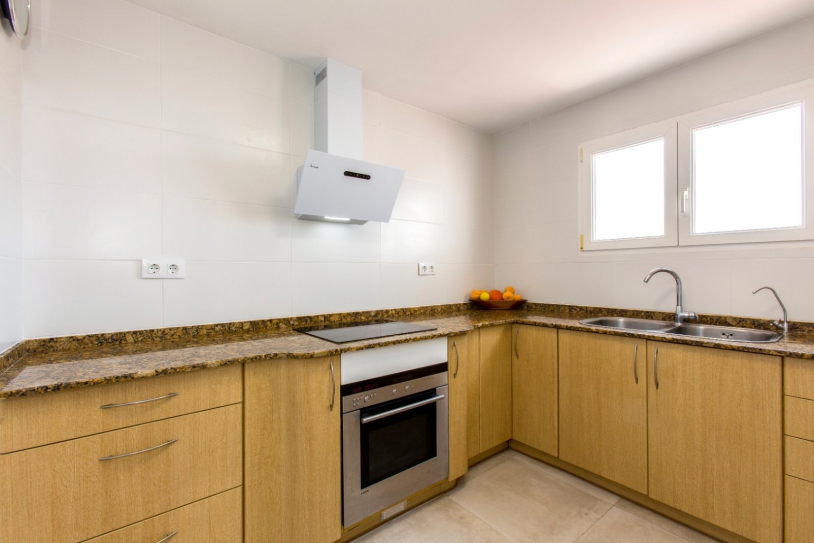 Villa en Monte Pedreguer con vistas al mar, apartamento para invitados, cuatro dormitorios, parcela llana y terraza en la azotea