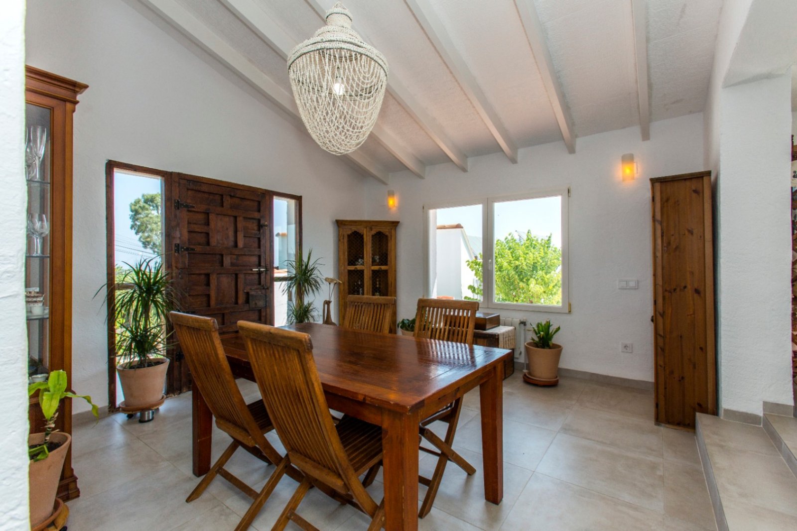 Villa en Monte Pedreguer con vistas al mar, apartamento para invitados, cuatro dormitorios, parcela llana y terraza en la azotea