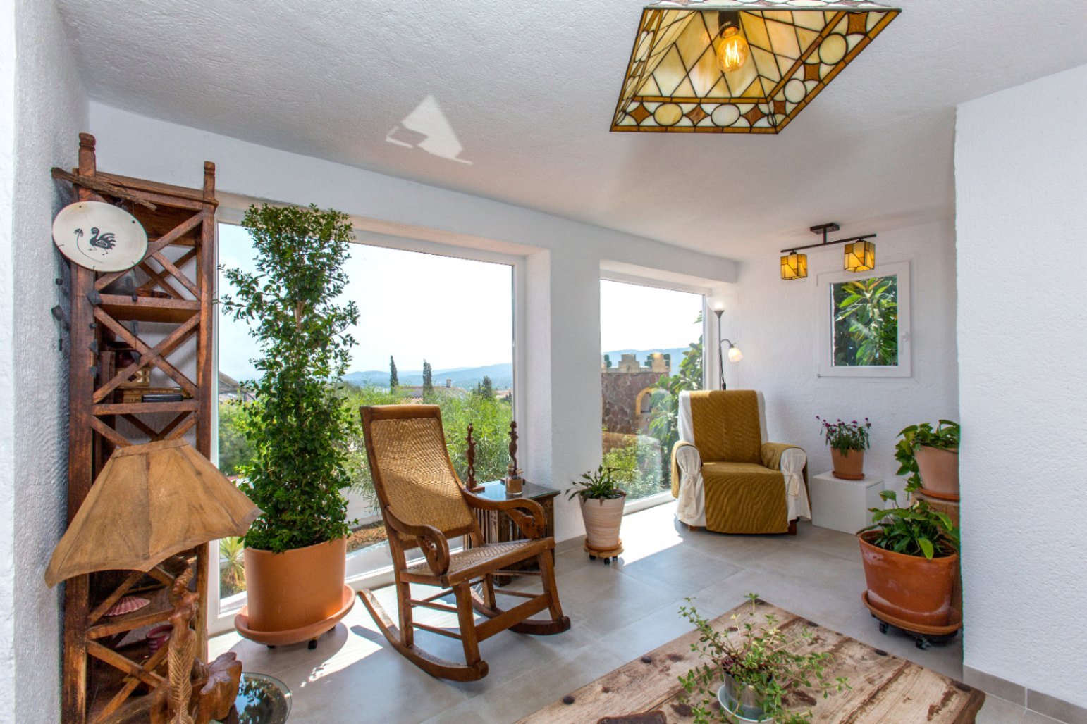 Villa en Monte Pedreguer con vistas al mar, apartamento para invitados, cuatro dormitorios, parcela llana y terraza en la azotea