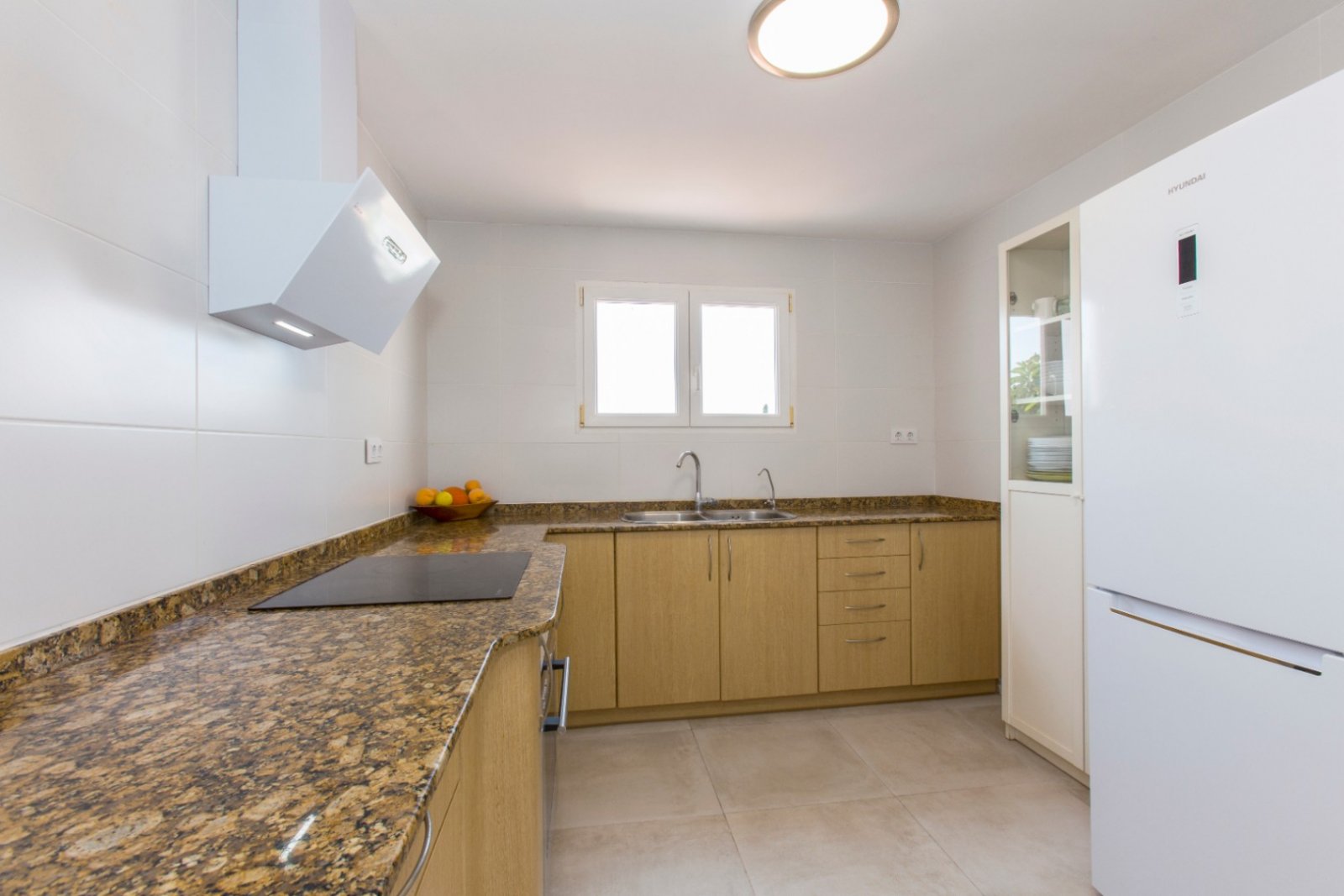 Villa en Monte Pedreguer con vistas al mar, apartamento para invitados, cuatro dormitorios, parcela llana y terraza en la azotea
