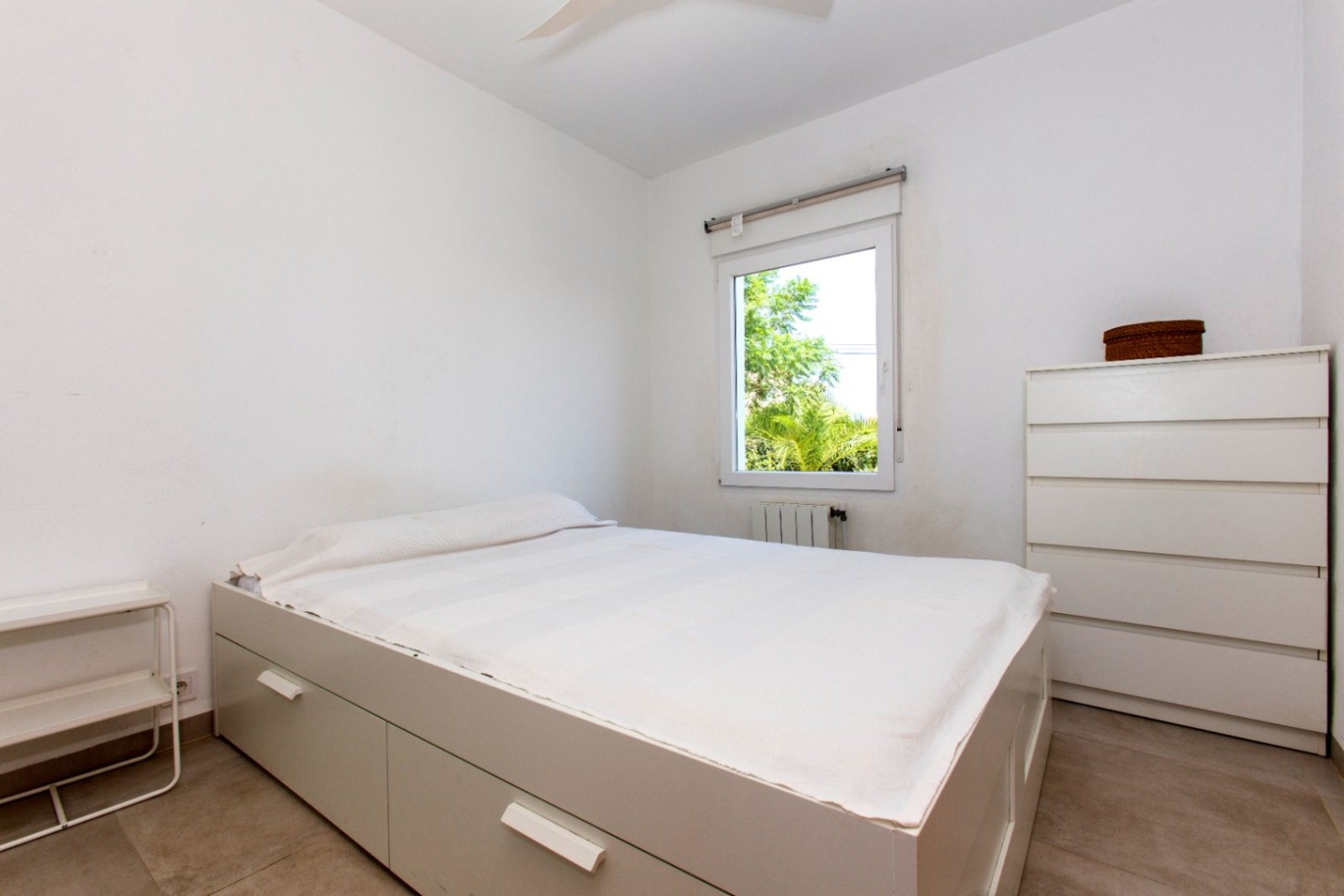Villa en Monte Pedreguer con vistas al mar, apartamento para invitados, cuatro dormitorios, parcela llana y terraza en la azotea