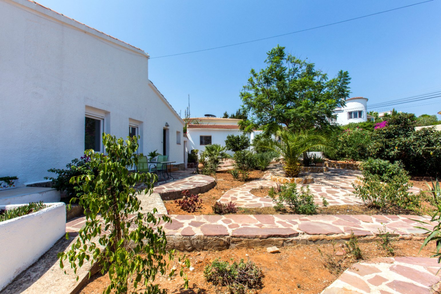 Villa en Monte Pedreguer con vistas al mar, apartamento para invitados, cuatro dormitorios, parcela llana y terraza en la azotea