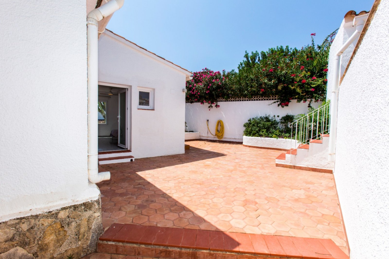 Villa en Monte Pedreguer con vistas al mar, apartamento para invitados, cuatro dormitorios, parcela llana y terraza en la azotea