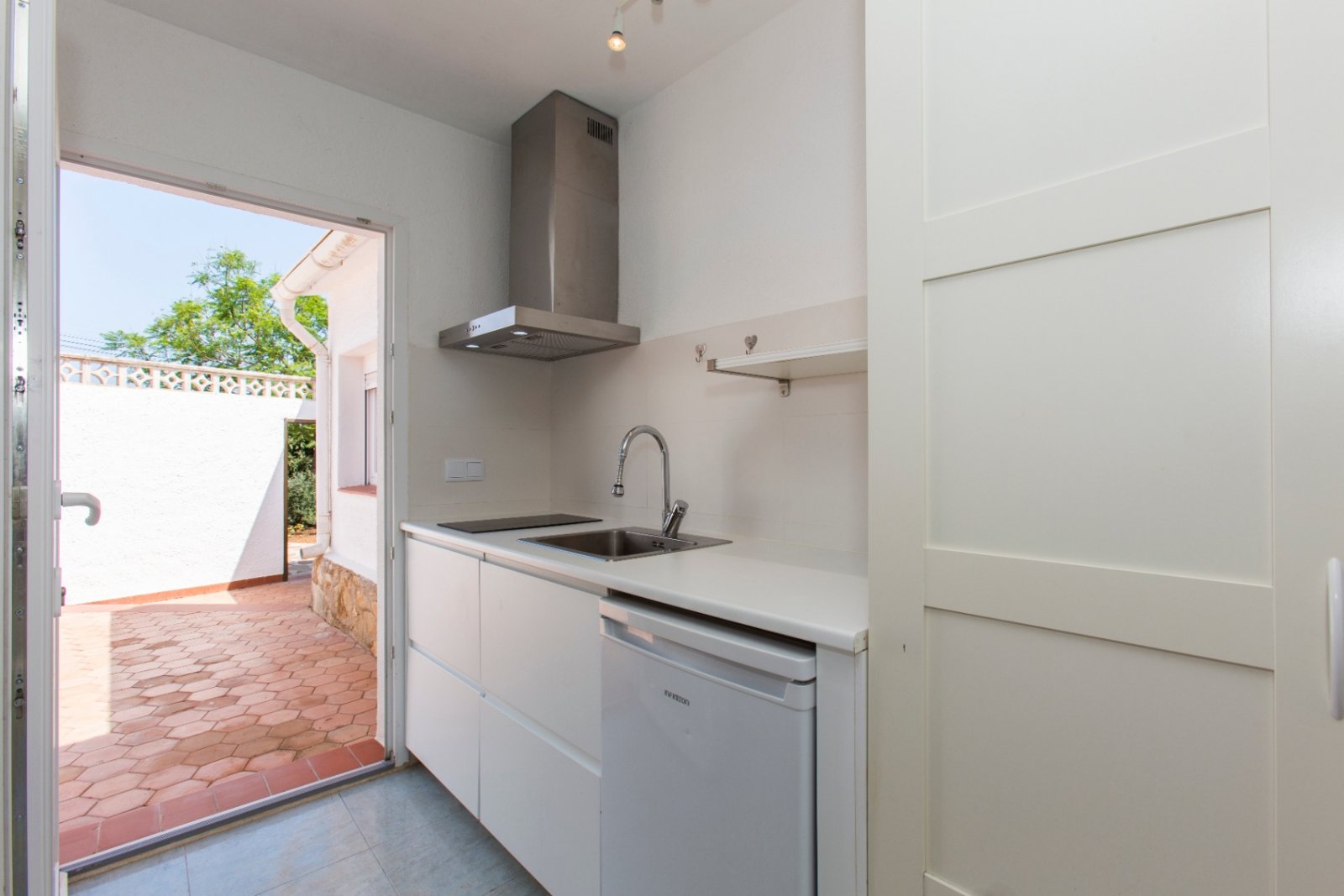 Villa en Monte Pedreguer con vistas al mar, apartamento para invitados, cuatro dormitorios, parcela llana y terraza en la azotea