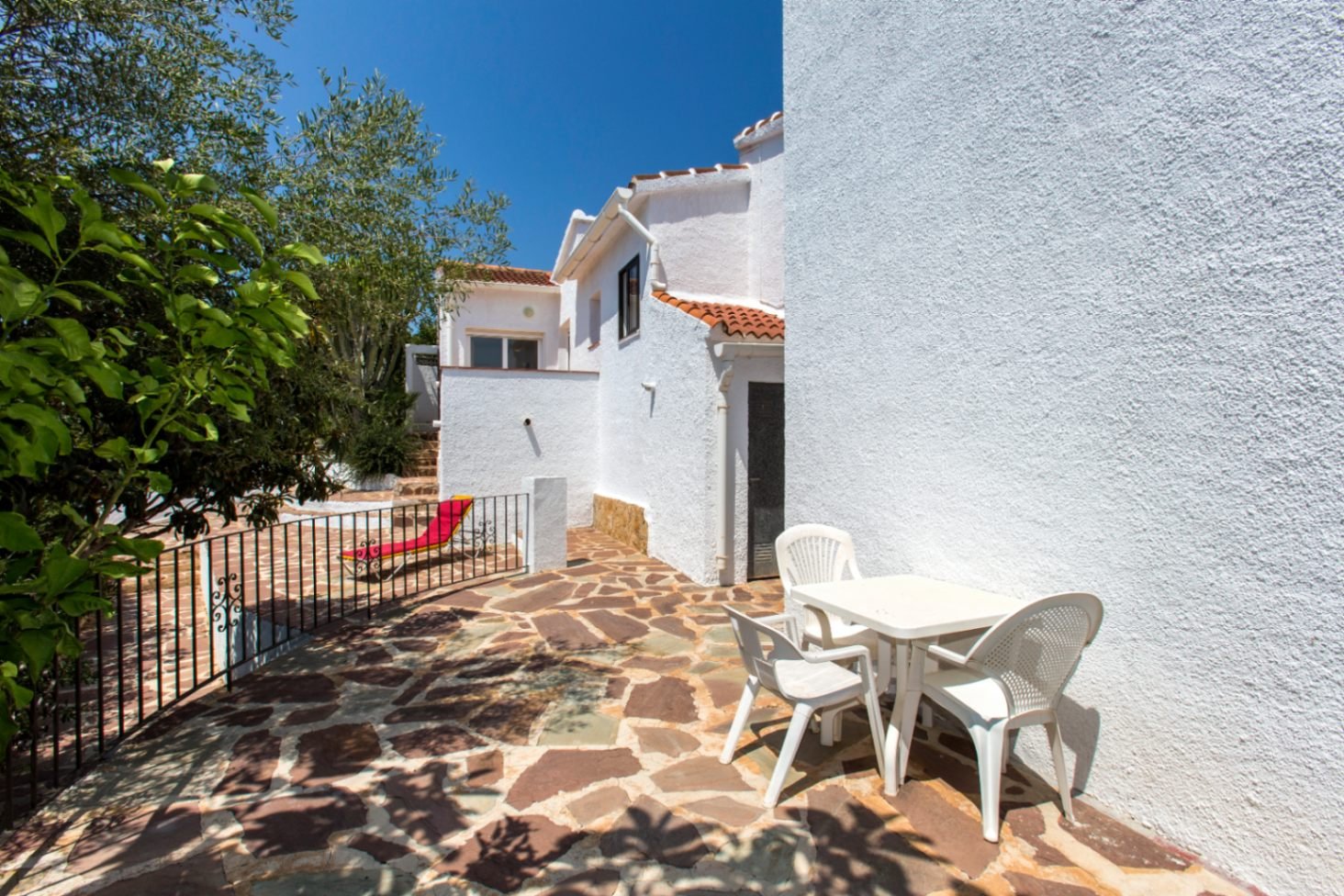 Villa en Monte Pedreguer con vistas al mar, apartamento para invitados, cuatro dormitorios, parcela llana y terraza en la azotea