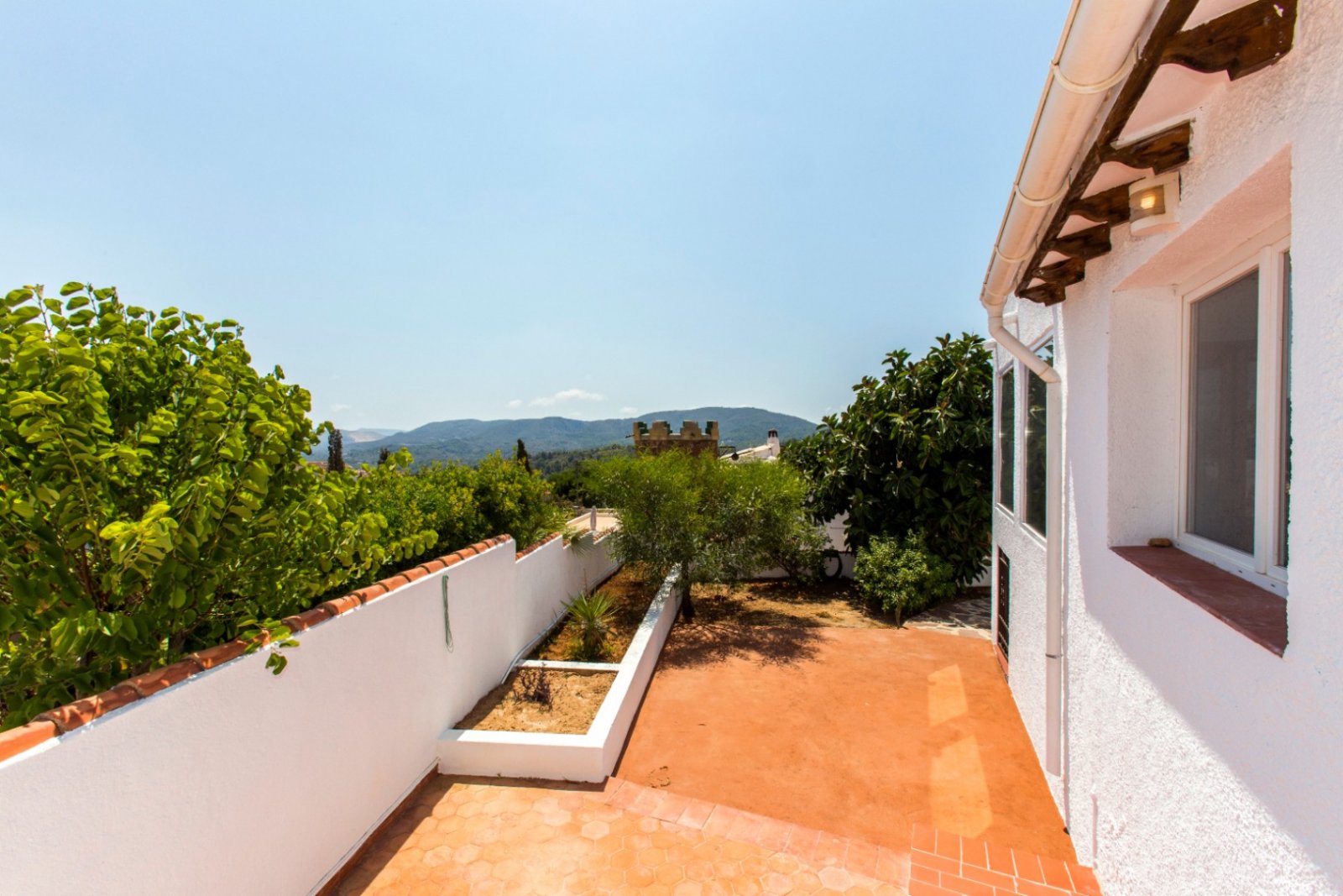 Villa en Monte Pedreguer con vistas al mar, apartamento para invitados, cuatro dormitorios, parcela llana y terraza en la azotea
