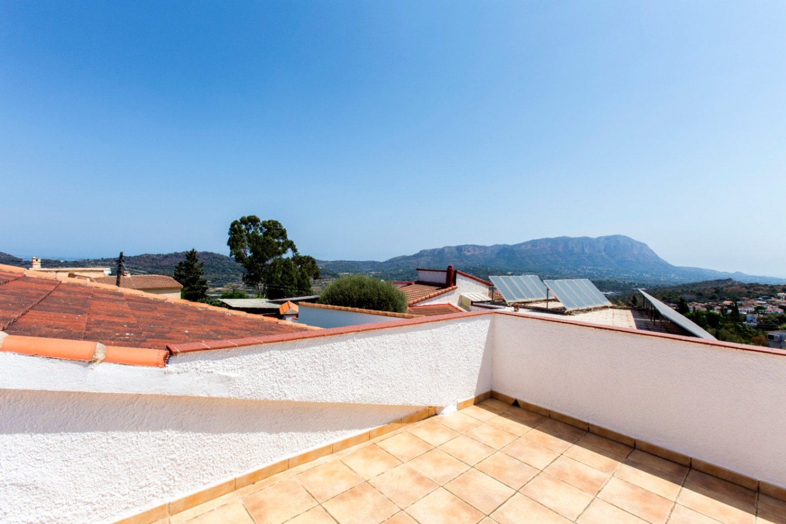 Villa en Monte Pedreguer con vistas al mar, apartamento para invitados, cuatro dormitorios, parcela llana y terraza en la azotea