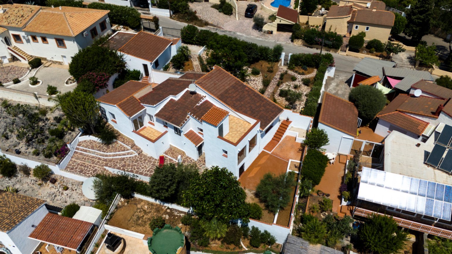 Villa en Monte Pedreguer con vistas al mar, apartamento para invitados, cuatro dormitorios, parcela llana y terraza en la azotea