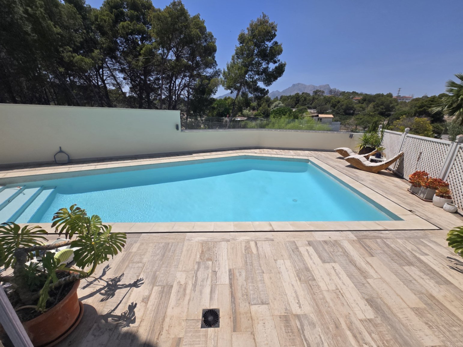 Villa independiente con cuatro dormitorios, piscina privada, vistas panorámicas, amplio garaje y diversas terrazas