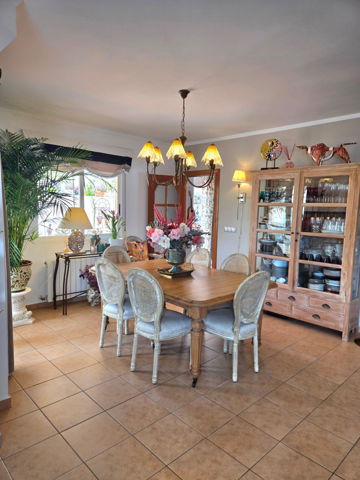 Villa independiente con cuatro dormitorios, piscina privada, vistas panorámicas, amplio garaje y diversas terrazas