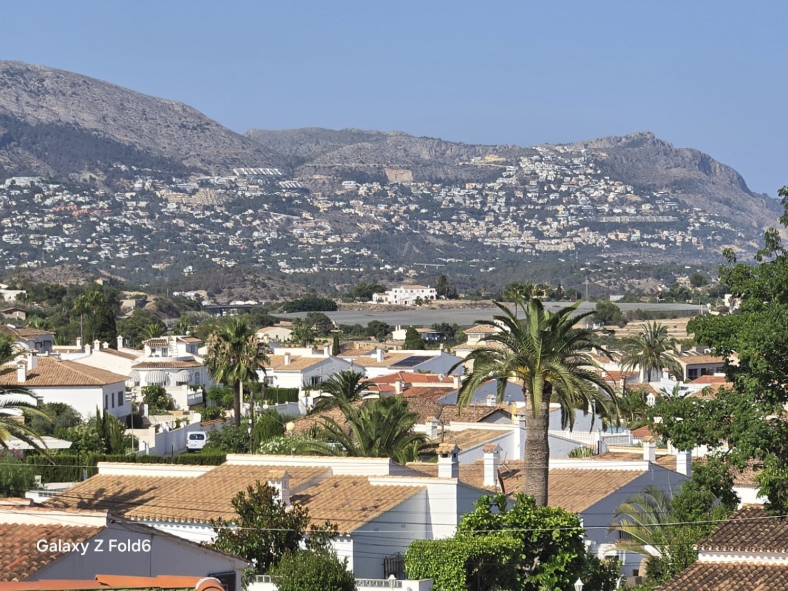 Villa independiente con cuatro dormitorios, piscina privada, vistas panorámicas, amplio garaje y diversas terrazas