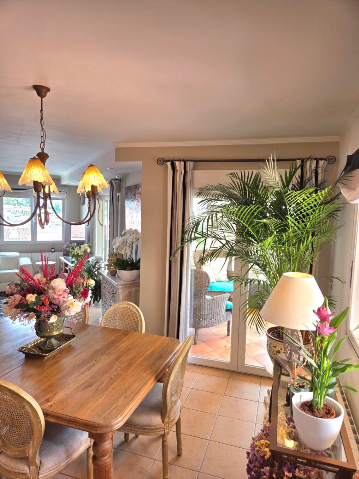 Villa independiente con cuatro dormitorios, piscina privada, vistas panorámicas, amplio garaje y diversas terrazas