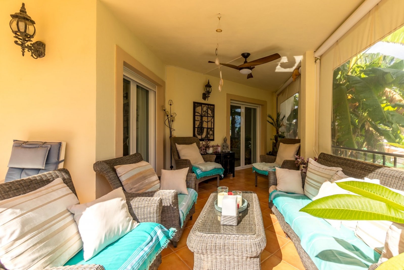 Villa independiente con cuatro dormitorios, piscina privada, vistas panorámicas, amplio garaje y diversas terrazas