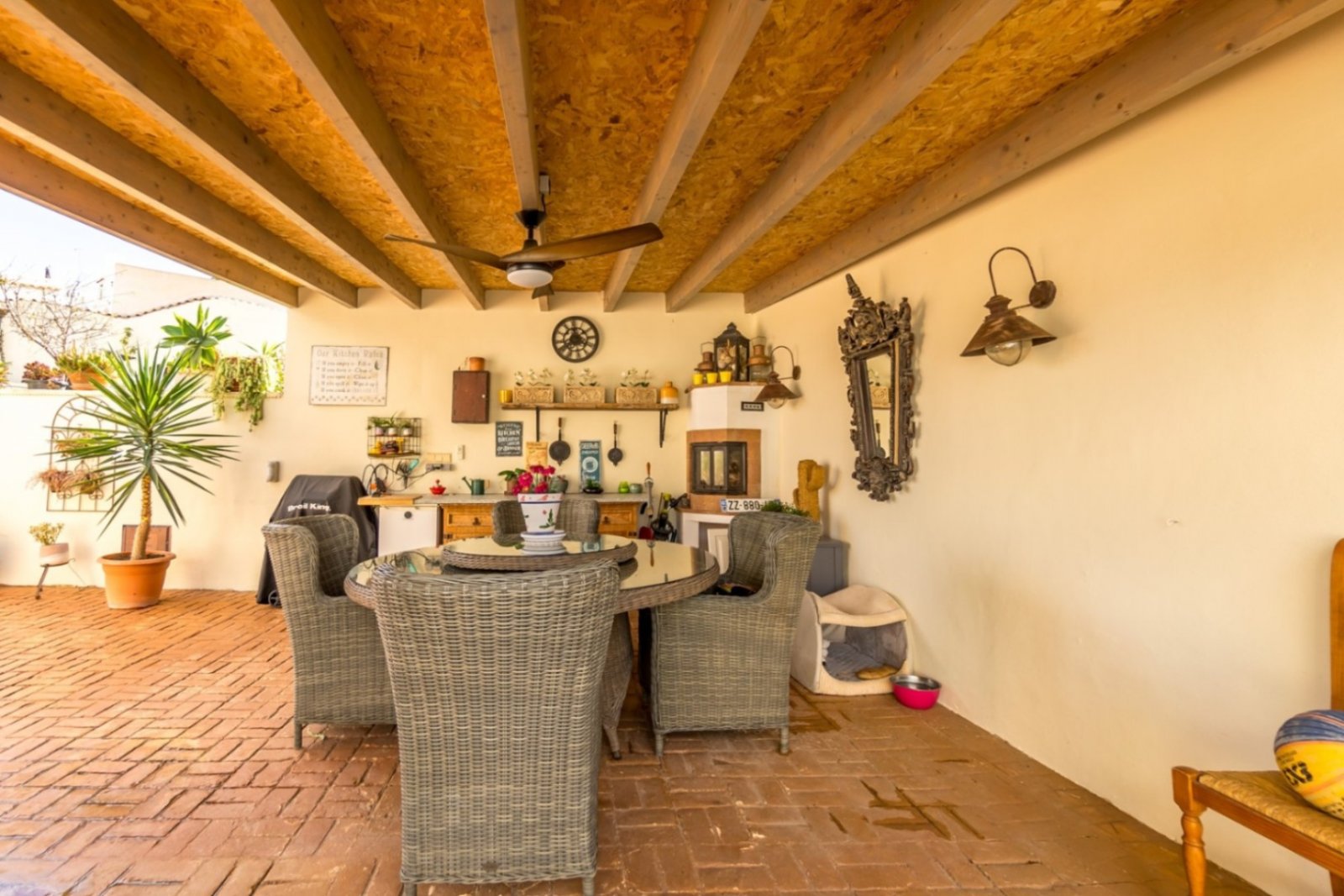 Villa independiente con cuatro dormitorios, piscina privada, vistas panorámicas, amplio garaje y diversas terrazas