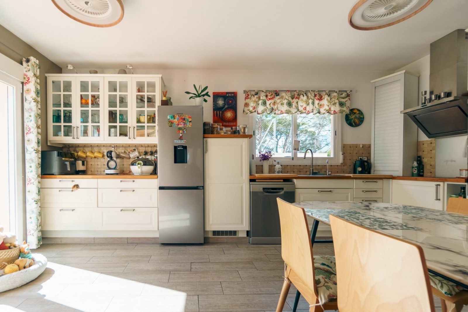 Villa independiente con cuatro dormitorios, piscina privada, vistas panorámicas, amplio garaje y diversas terrazas