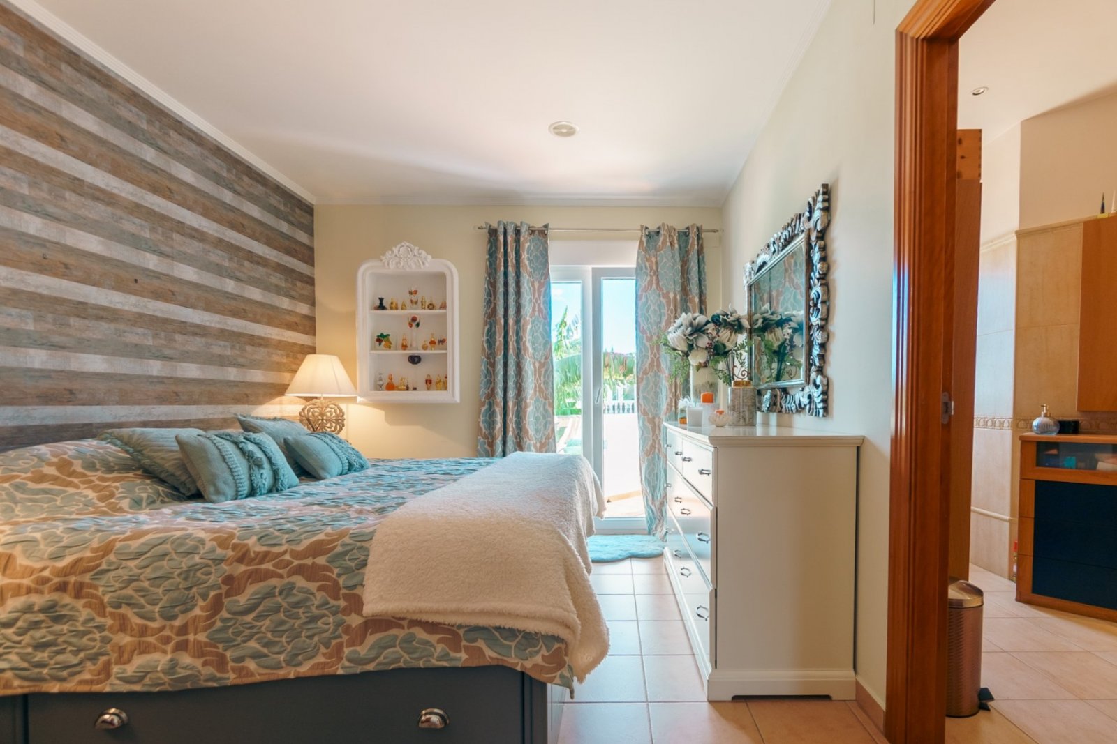 Villa independiente con cuatro dormitorios, piscina privada, vistas panorámicas, amplio garaje y diversas terrazas
