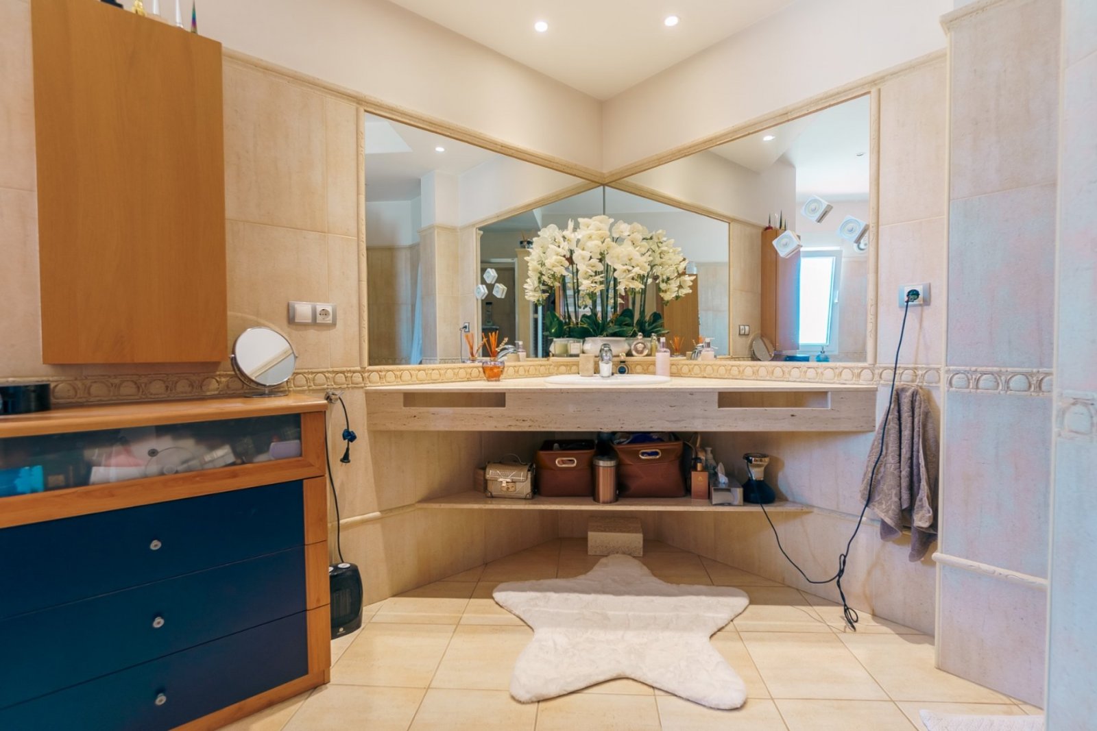 Villa independiente con cuatro dormitorios, piscina privada, vistas panorámicas, amplio garaje y diversas terrazas