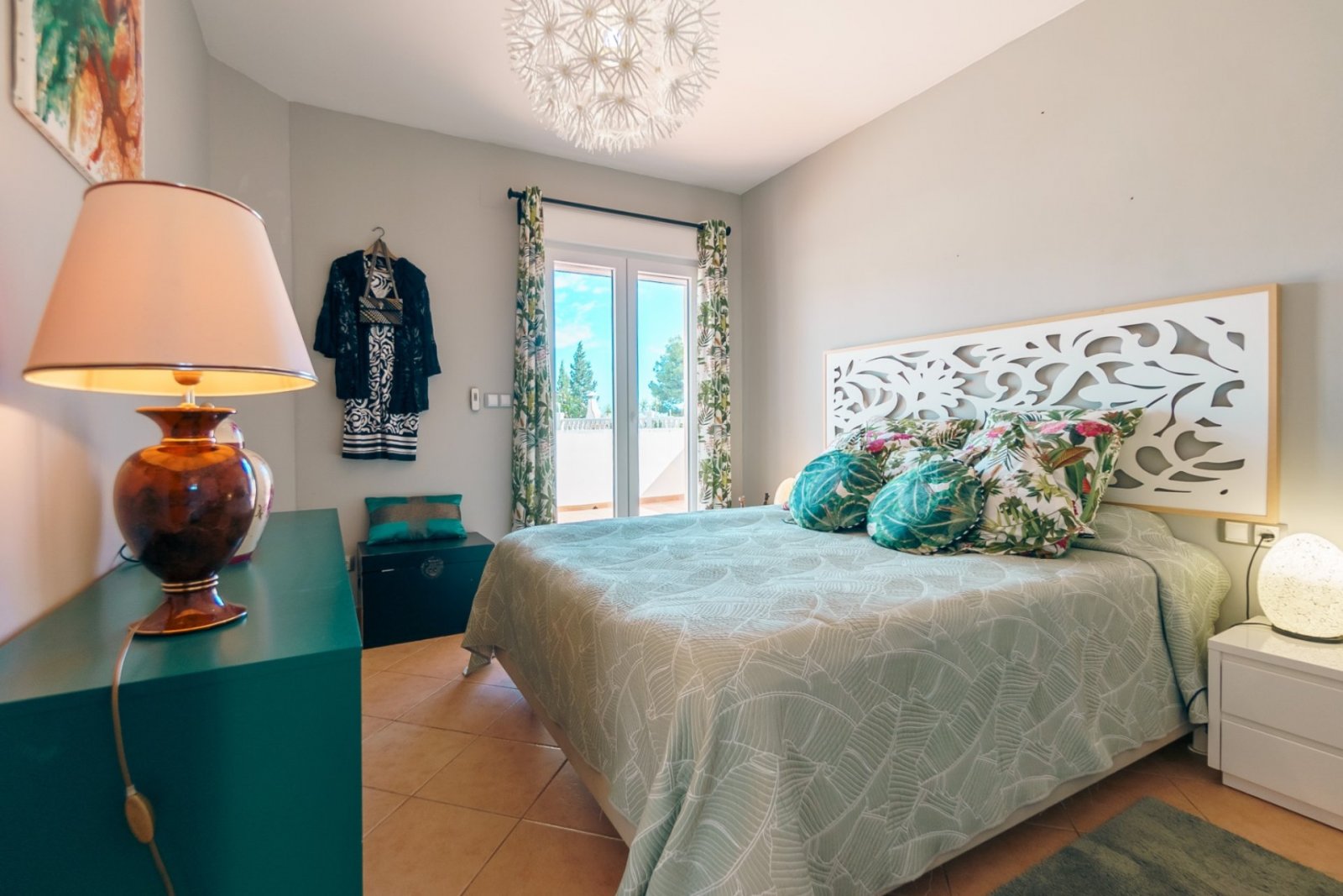 Villa independiente con cuatro dormitorios, piscina privada, vistas panorámicas, amplio garaje y diversas terrazas