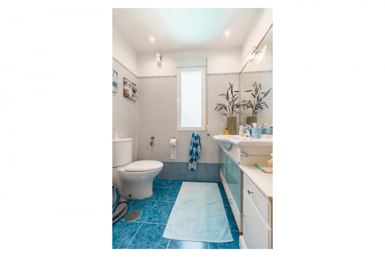 Villa independiente con cuatro dormitorios, piscina privada, vistas panorámicas, amplio garaje y diversas terrazas