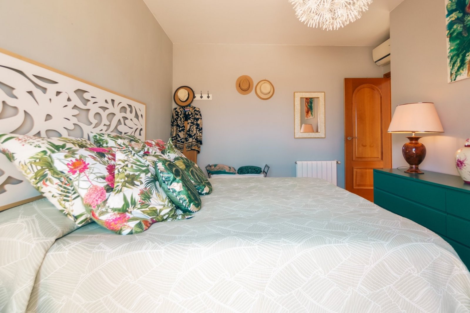 Villa independiente con cuatro dormitorios, piscina privada, vistas panorámicas, amplio garaje y diversas terrazas