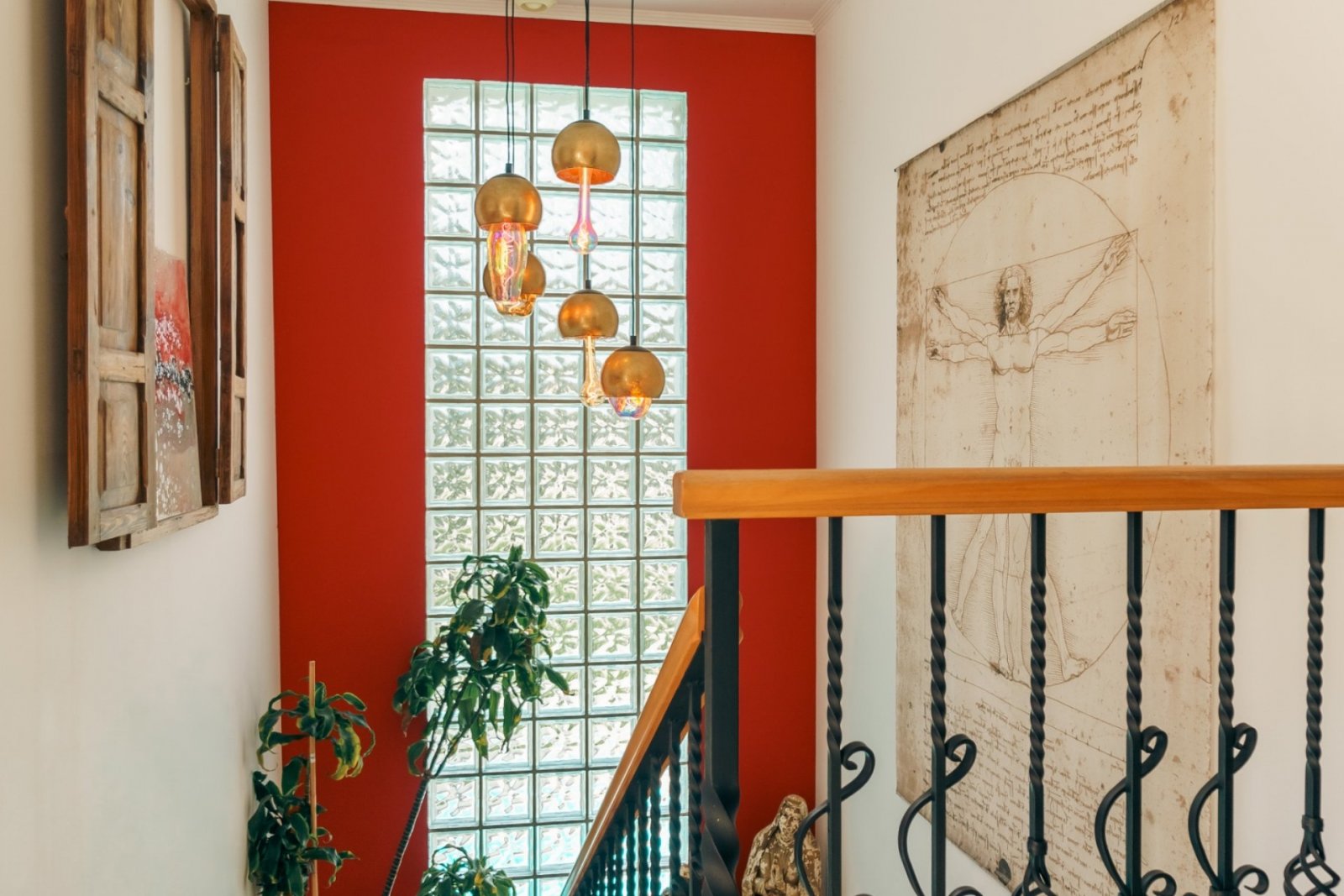 Villa independiente con cuatro dormitorios, piscina privada, vistas panorámicas, amplio garaje y diversas terrazas