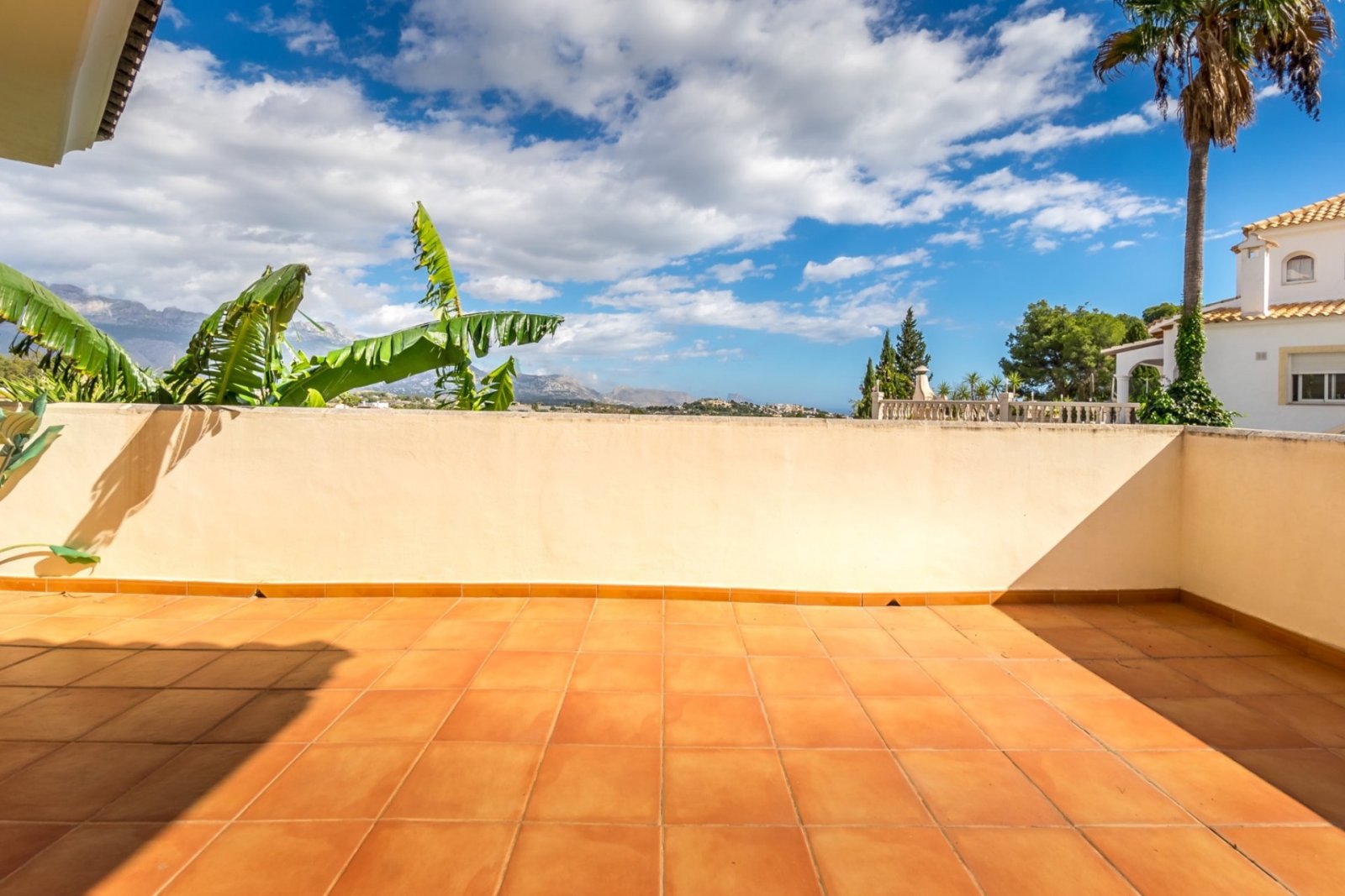 Villa independiente con cuatro dormitorios, piscina privada, vistas panorámicas, amplio garaje y diversas terrazas