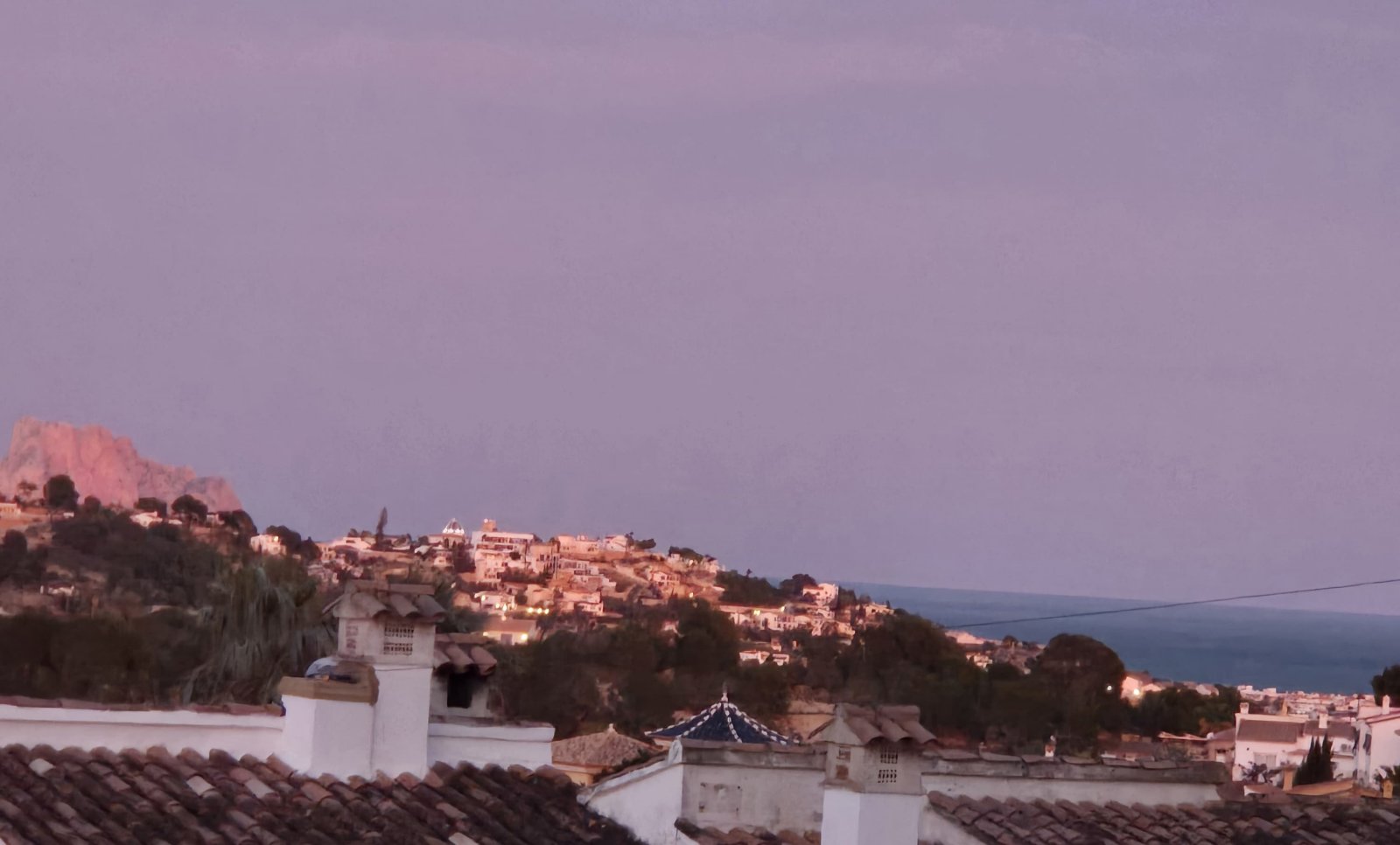 Villa independiente con cuatro dormitorios, piscina privada, vistas panorámicas, amplio garaje y diversas terrazas