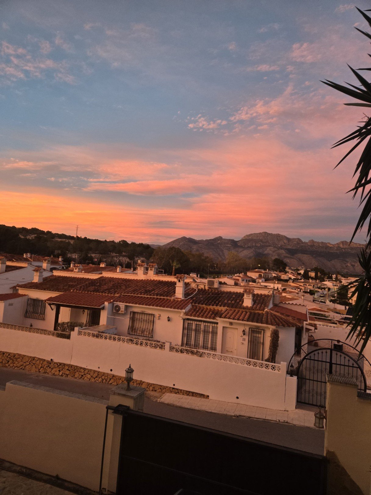 Villa independiente con cuatro dormitorios, piscina privada, vistas panorámicas, amplio garaje y diversas terrazas