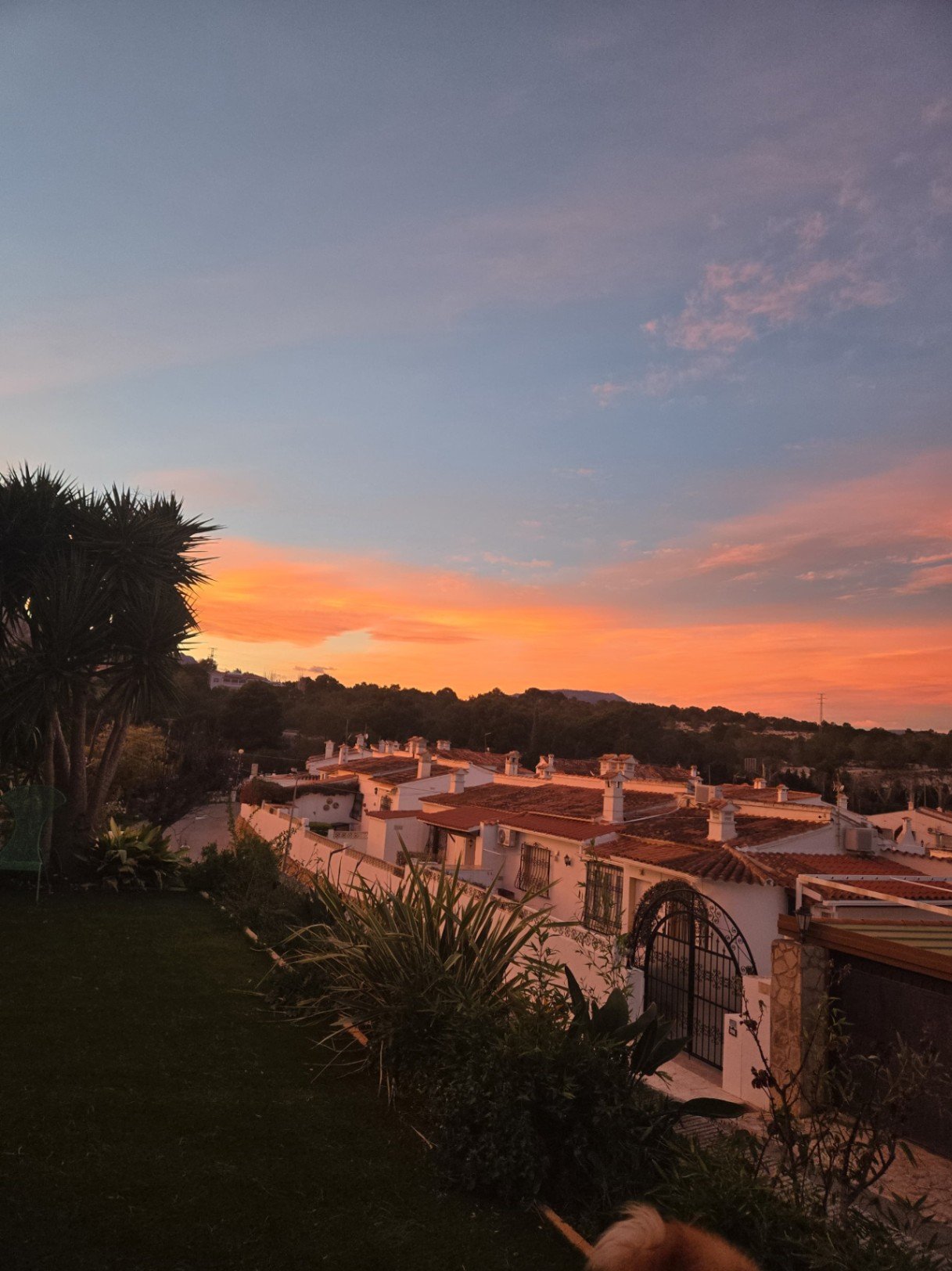 Villa independiente con cuatro dormitorios, piscina privada, vistas panorámicas, amplio garaje y diversas terrazas