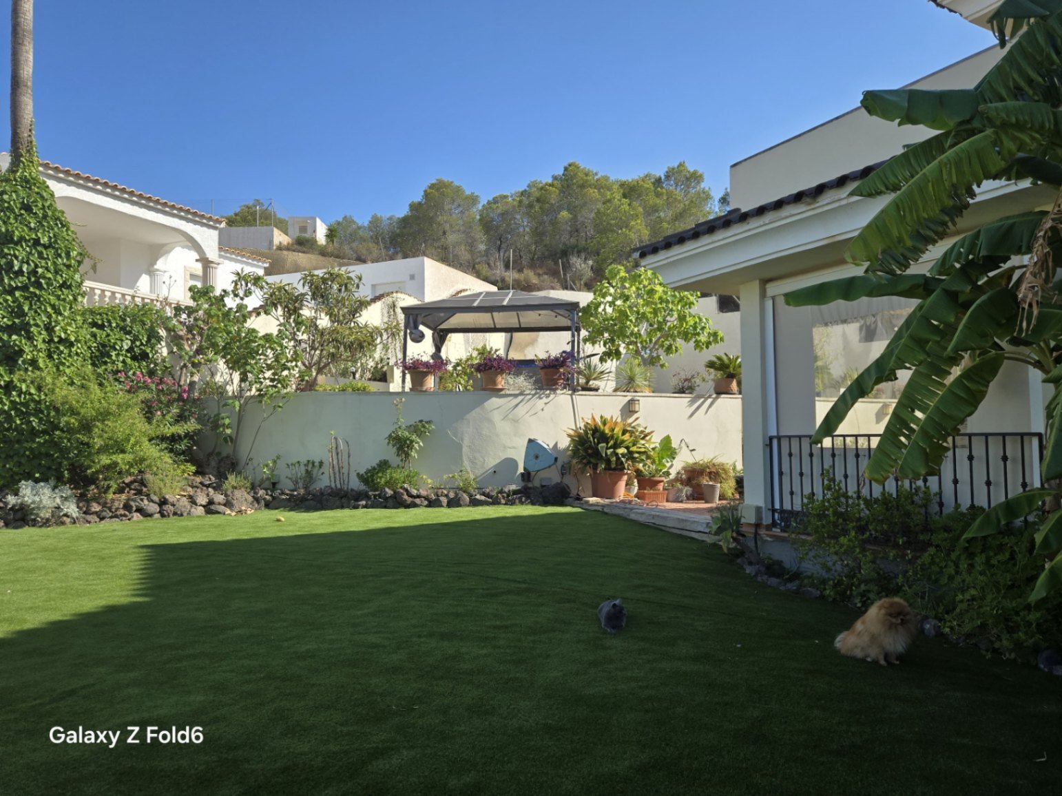 Villa independiente con cuatro dormitorios, piscina privada, vistas panorámicas, amplio garaje y diversas terrazas