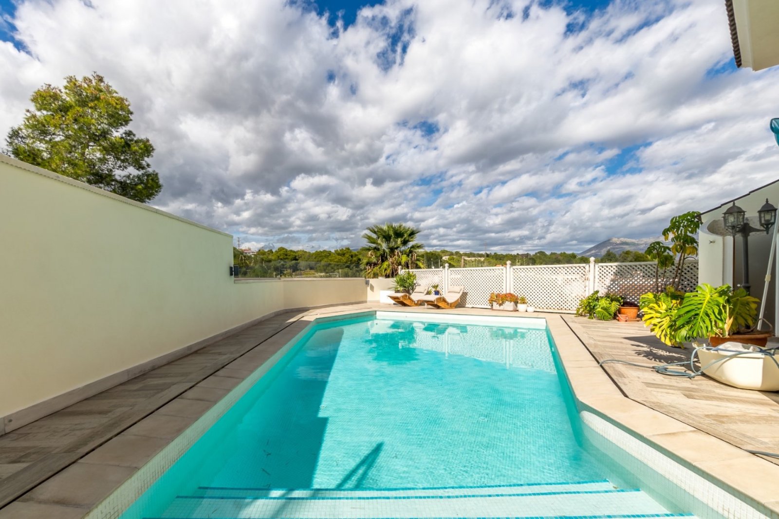Villa independiente con cuatro dormitorios, piscina privada, vistas panorámicas, amplio garaje y diversas terrazas