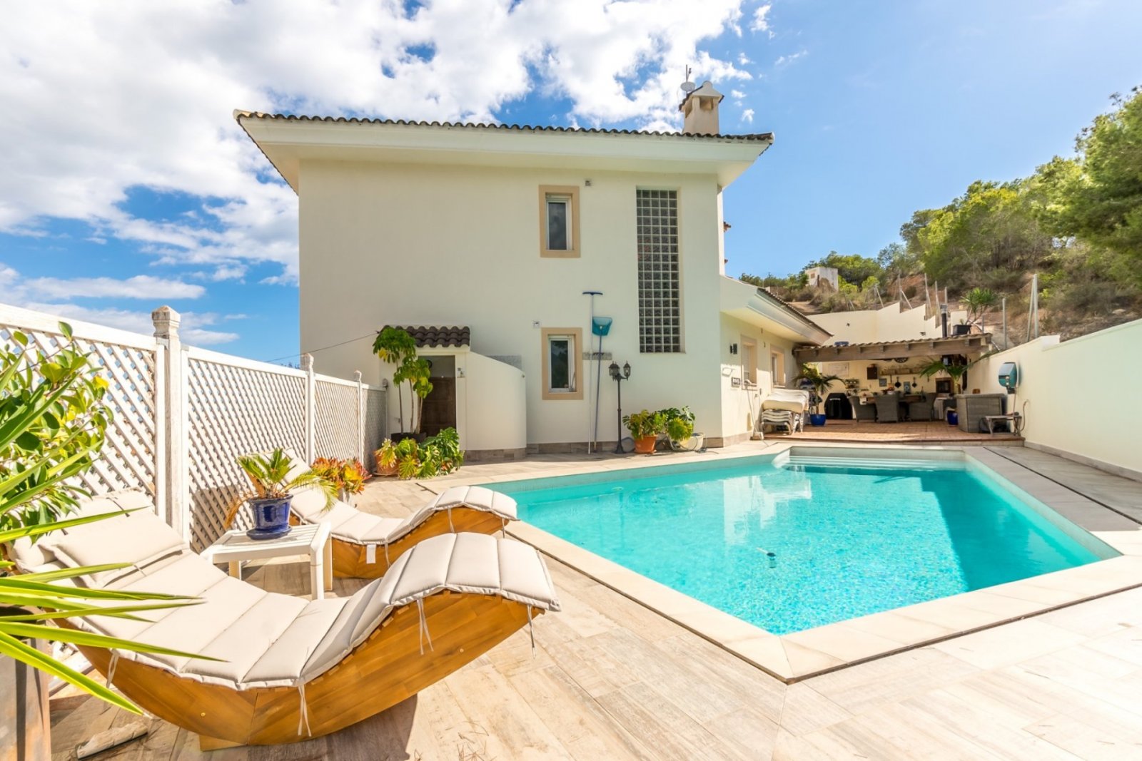 Villa independiente con cuatro dormitorios, piscina privada, vistas panorámicas, amplio garaje y diversas terrazas