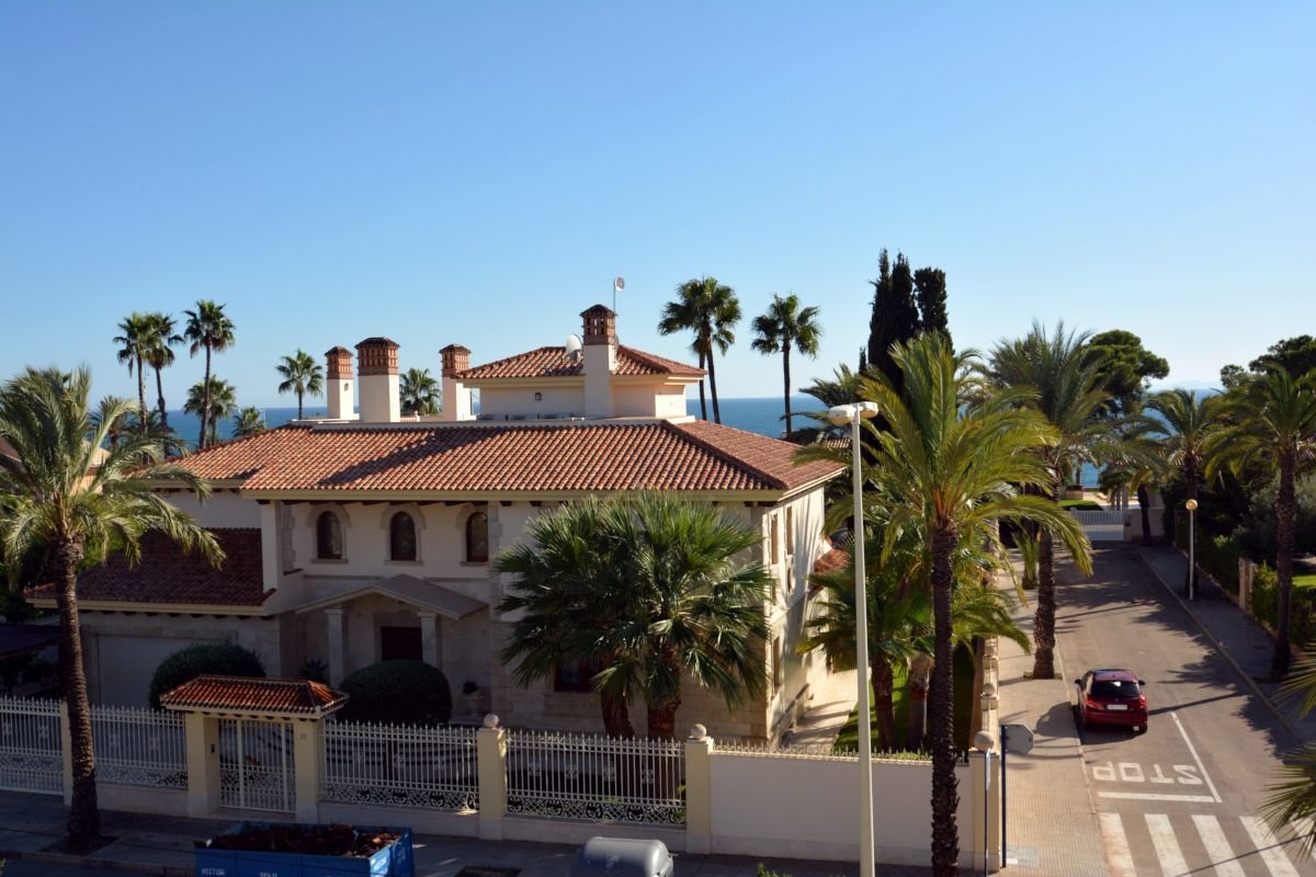 Preciosa, amplia y exclusiva villa en la mejor zona de Cabo Roig, a tan solo 150 metros de la playa