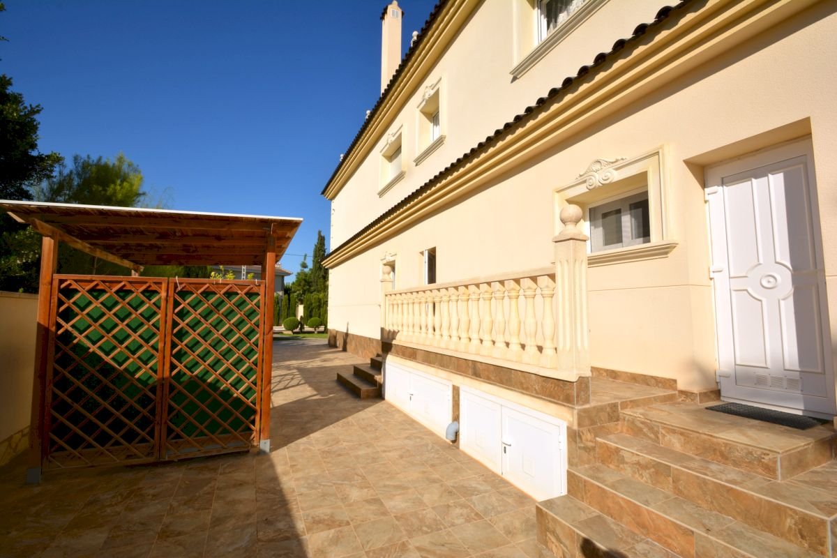 Preciosa, amplia y exclusiva villa en la mejor zona de Cabo Roig, a tan solo 150 metros de la playa