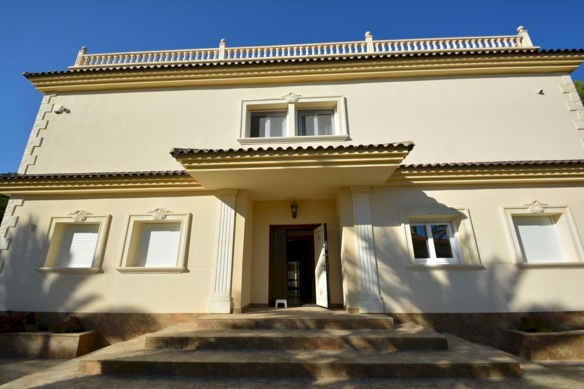 Preciosa, amplia y exclusiva villa en la mejor zona de Cabo Roig, a tan solo 150 metros de la playa