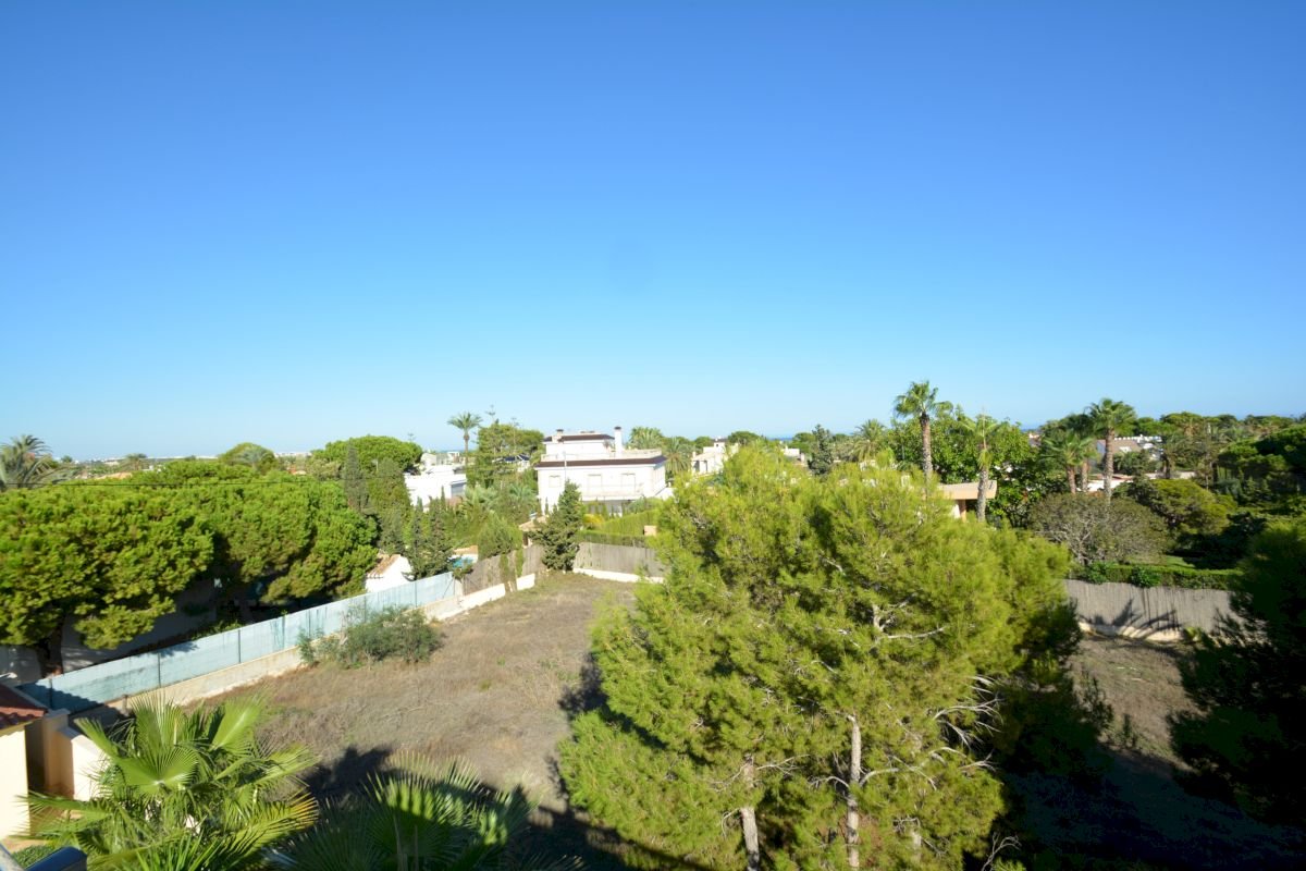 Preciosa, amplia y exclusiva villa en la mejor zona de Cabo Roig, a tan solo 150 metros de la playa