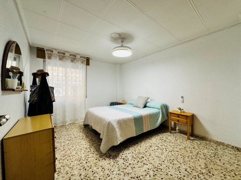 Amplio piso en planta baja con 3 dormitorios y 2 baños pegado al mar