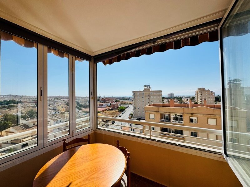 Apartamento de 2 dormitorios y 1 baño con plaza de garaje cubierta y vistas al mar