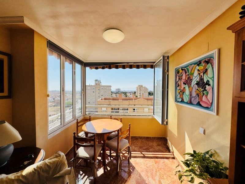 Apartamento de 2 dormitorios y 1 baño con plaza de garaje cubierta y vistas al mar
