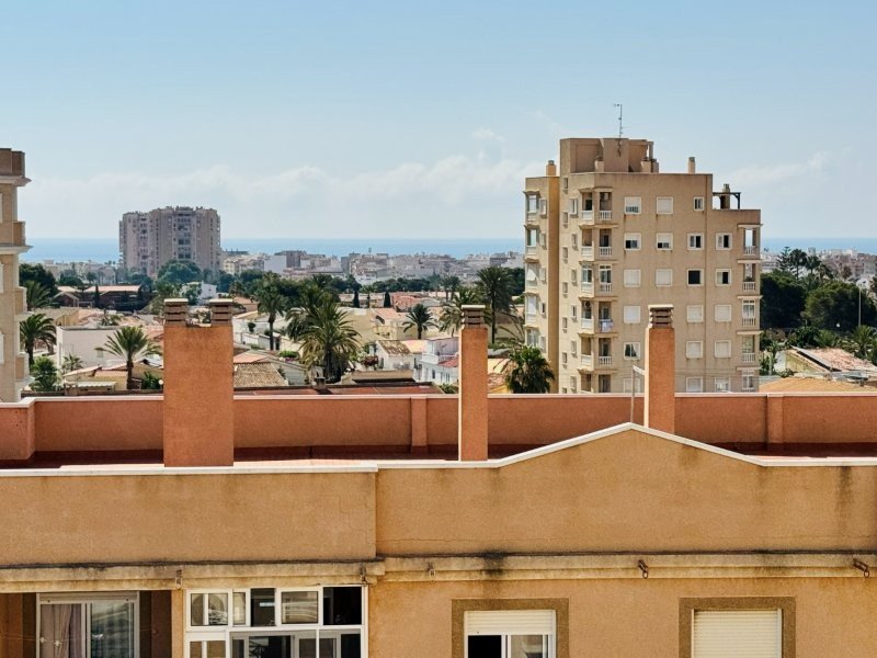 Apartamento de 2 dormitorios y 1 baño con plaza de garaje cubierta y vistas al mar