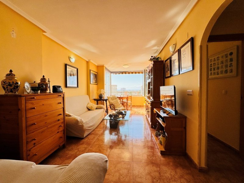 Apartamento de 2 dormitorios y 1 baño con plaza de garaje cubierta y vistas al mar