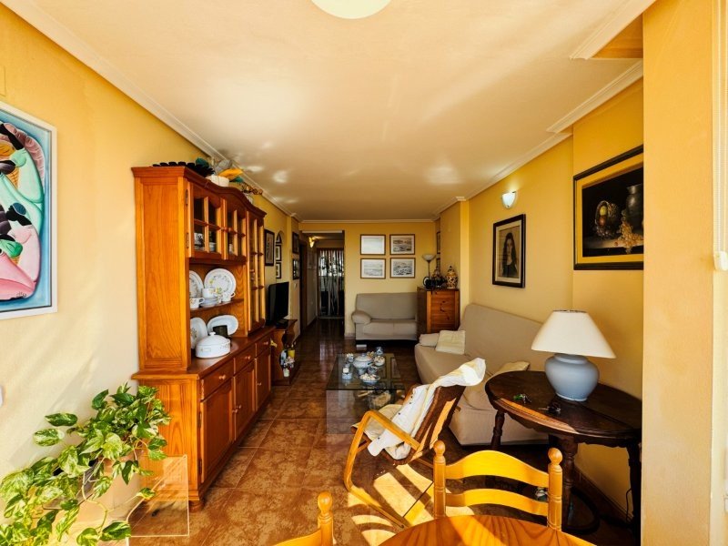 Apartamento de 2 dormitorios y 1 baño con plaza de garaje cubierta y vistas al mar